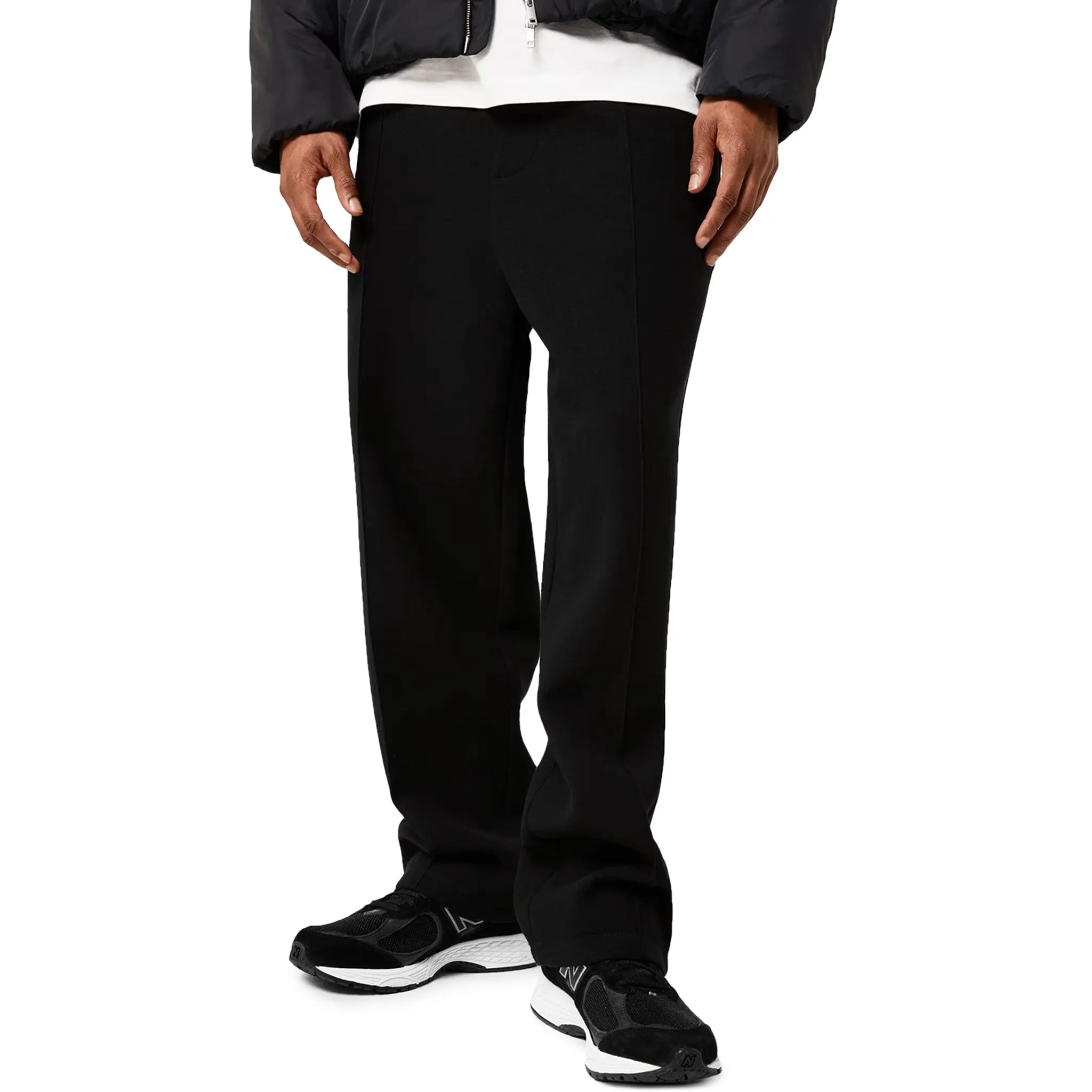 Model Front view of New Balance 2002R Black Sneakers M2002RBK